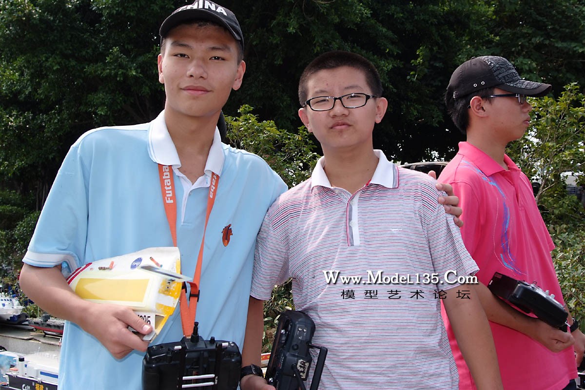 厦门队的陈恫和詹泽浩获得了迷你级电动耐久接力赛冠军