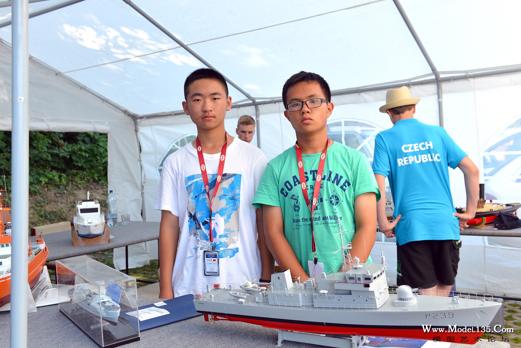 中国队参加F2Aq青年组比赛的的2位小选手陈昱麟（左）和罗世然