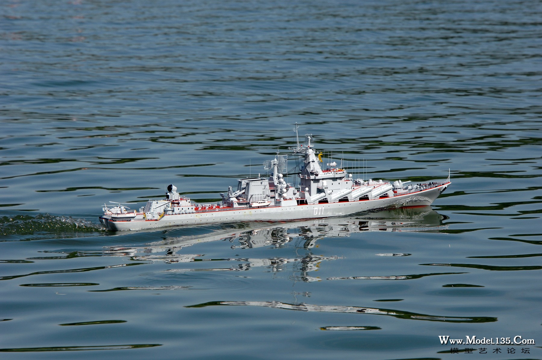 中国队的“红色乌克兰”导弹巡洋舰模型在航行竞赛中