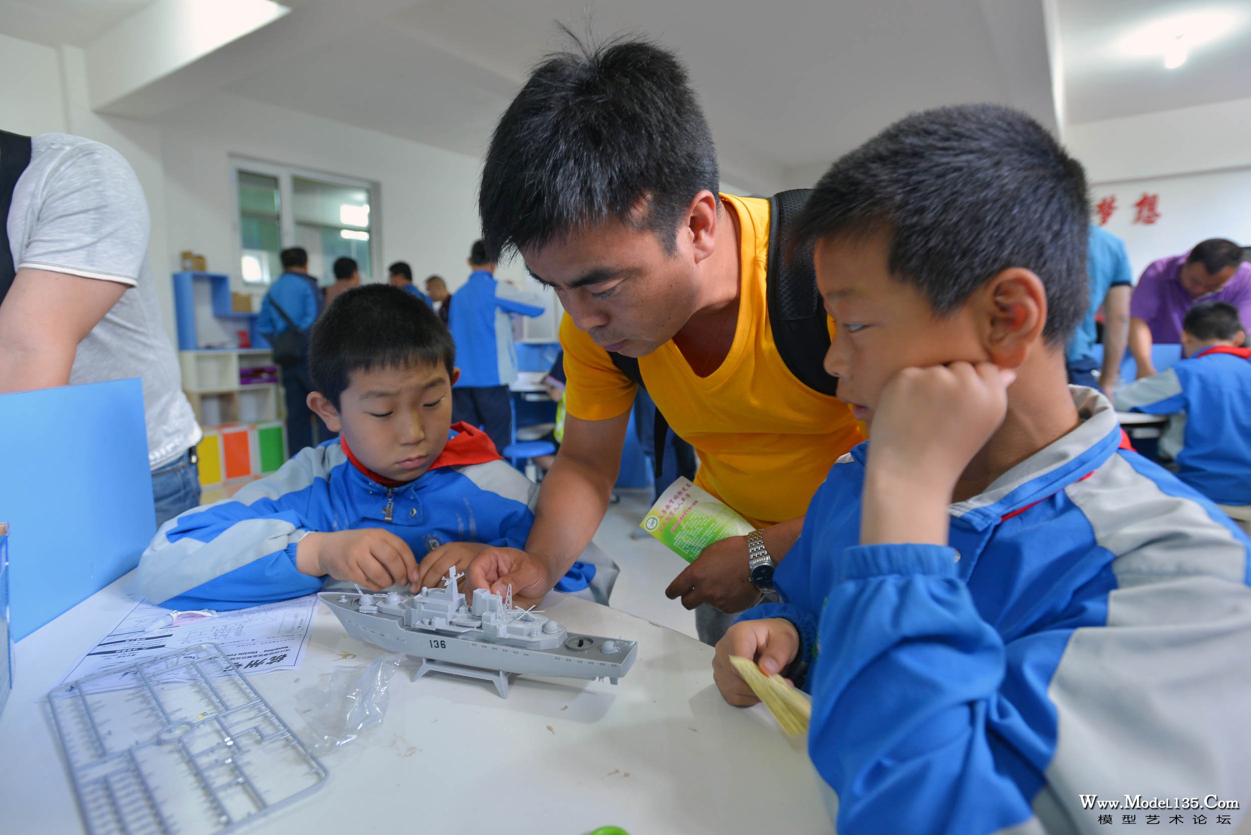55-北京顺义的老师在辅导学生制作航海模型－4569.jpg