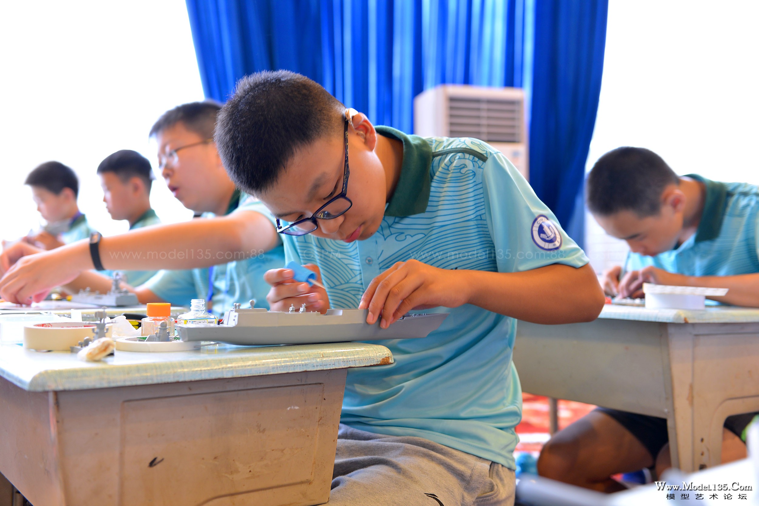 来自天津聋人学校的选手正在制作盐城号