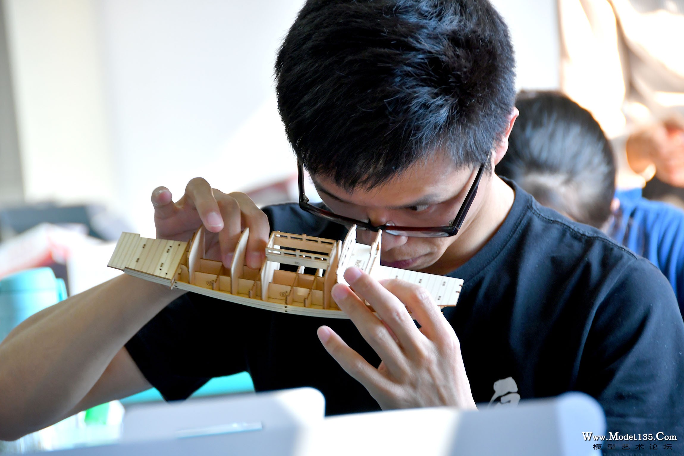 中级班教师正在制作南湖红船模型