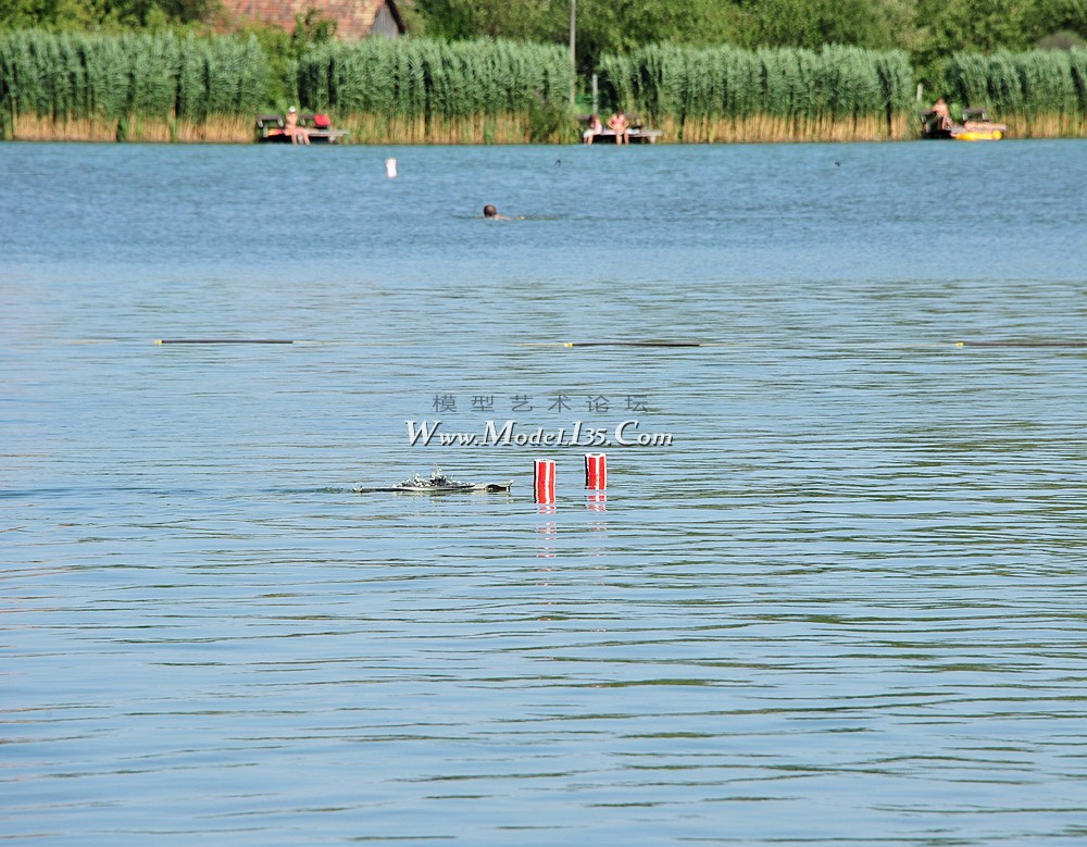 3755-1：平静的水面使得航标倒影非常严重，无形中也加大了选手操纵的难度。.jpg.jpg