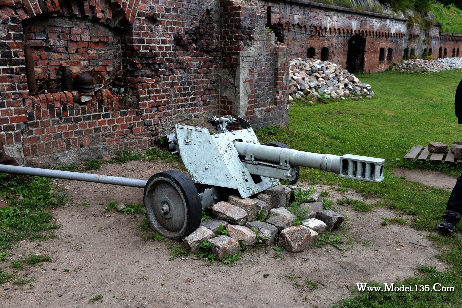 C4:加里宁格勒远郊的二战遗址纪念馆前的野战炮