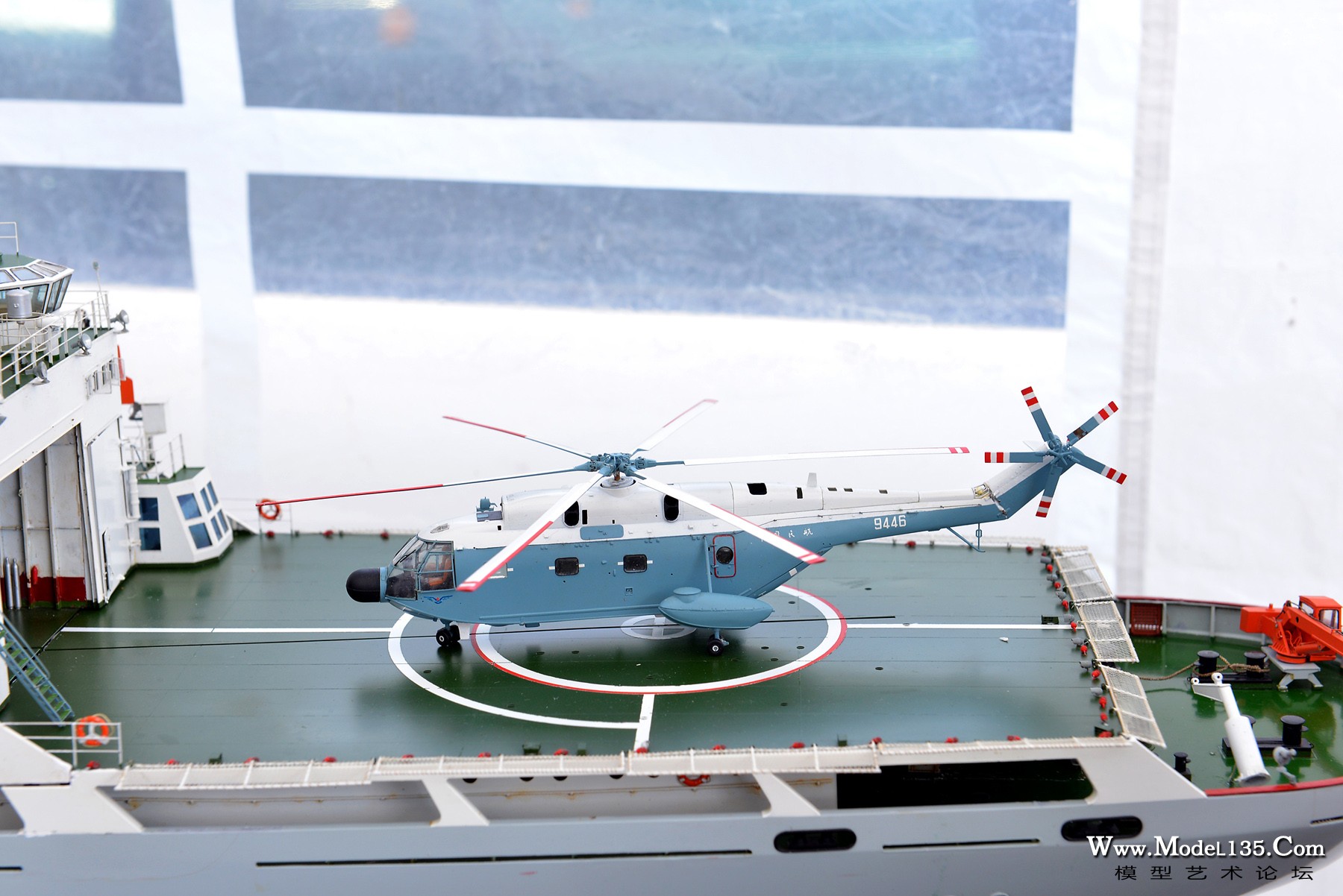 “向阳红10”上的超黄蜂直升机模型，由一百多个铜制零件组合而成