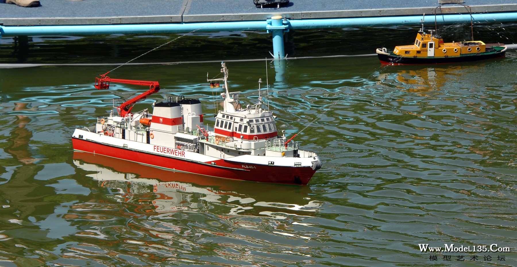 消防船模型正对“遇险”模型进行喷水消防