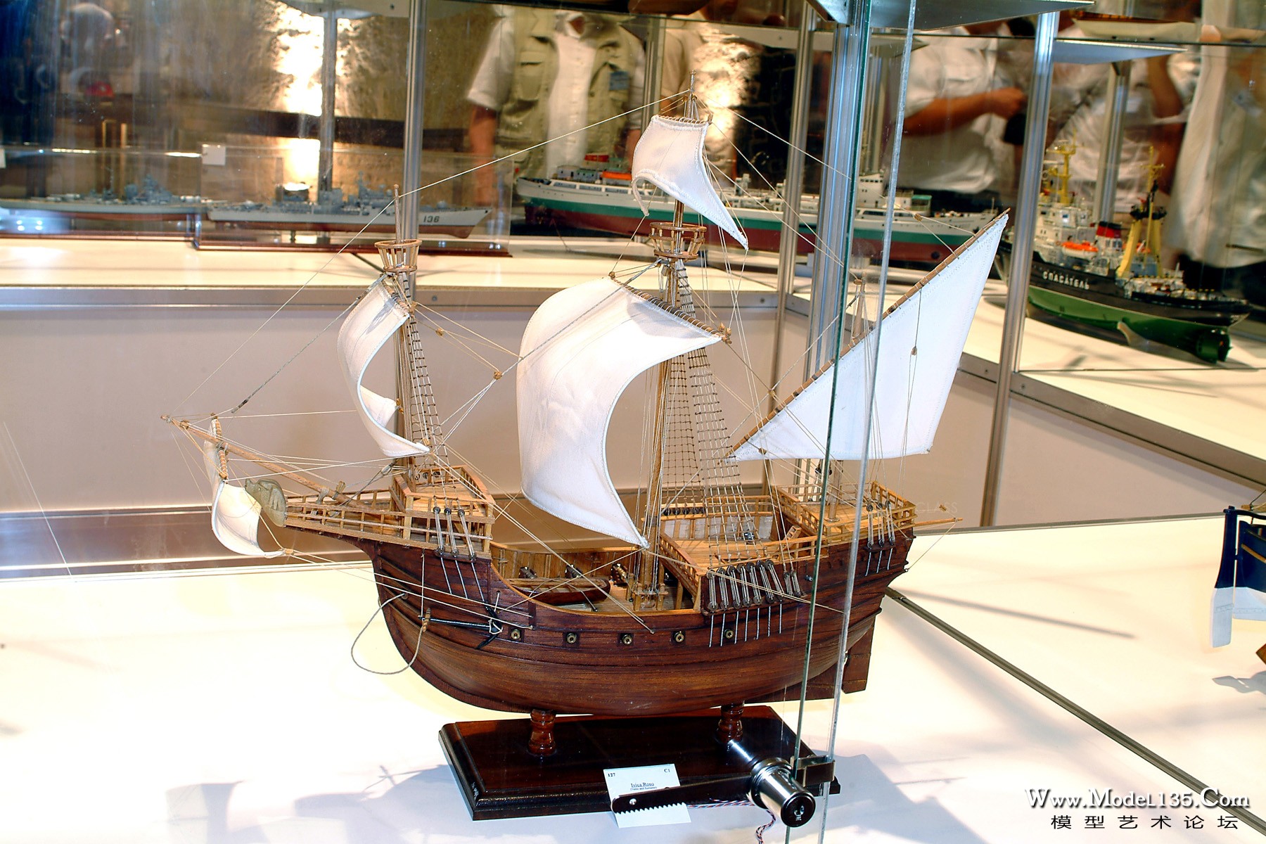 几艘简朴的小船模虽然称不上精细但也反映出当地的模型文化特色