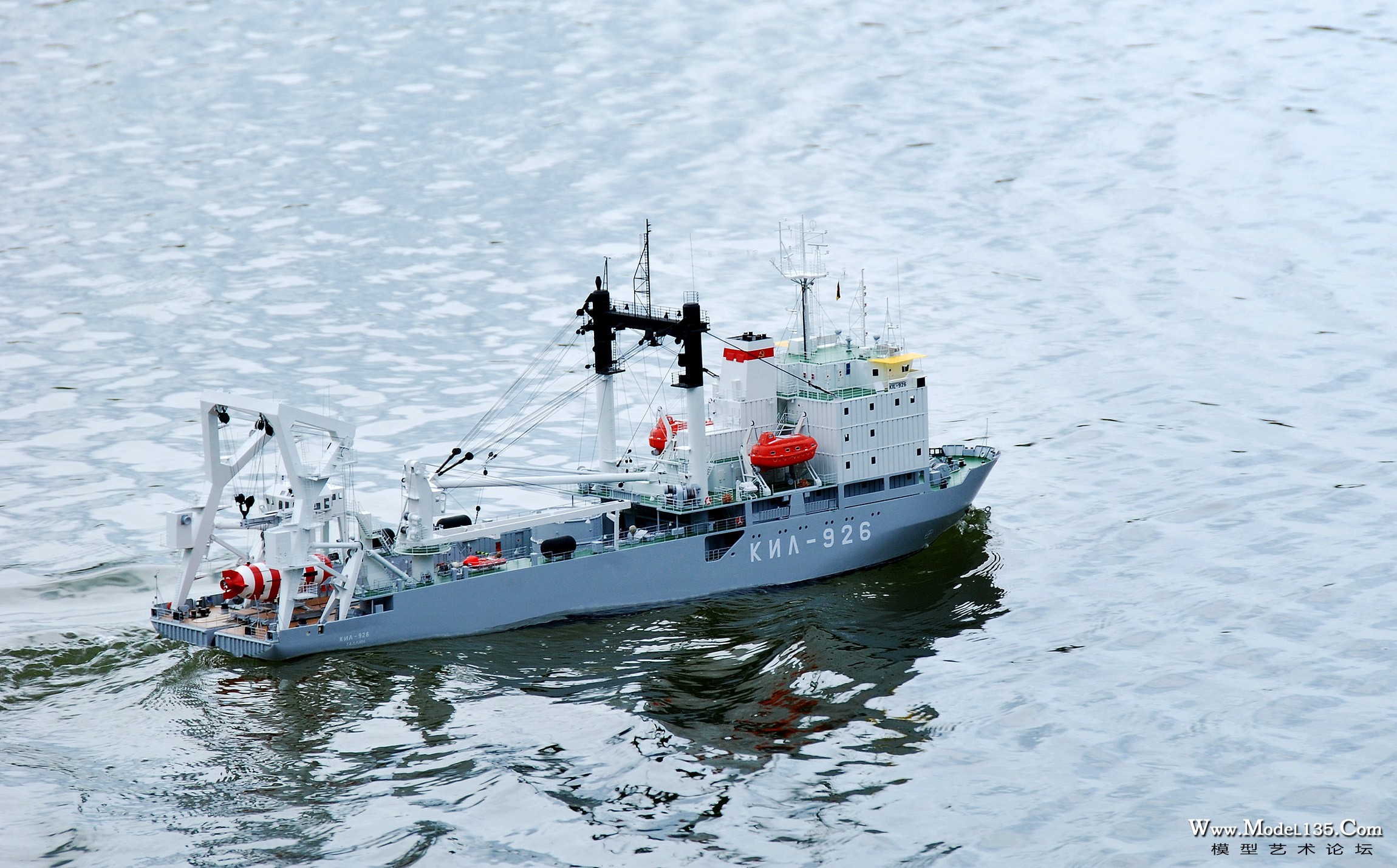 获得F2B冠军的德国队深潜工作船模型.jpg
