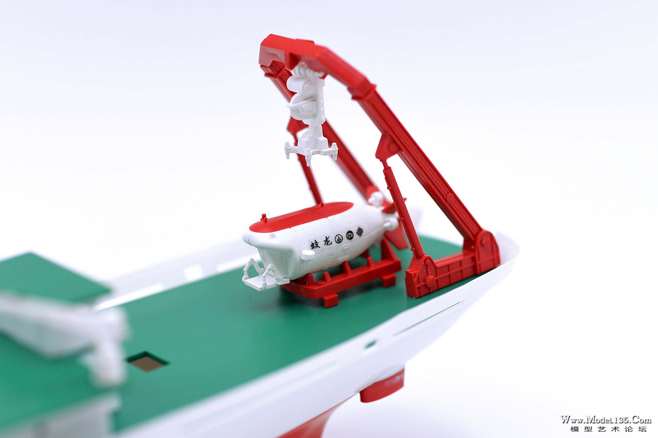 建议直航模型将蛟龙潜水器放置在加班后部，方便模型开关的使用