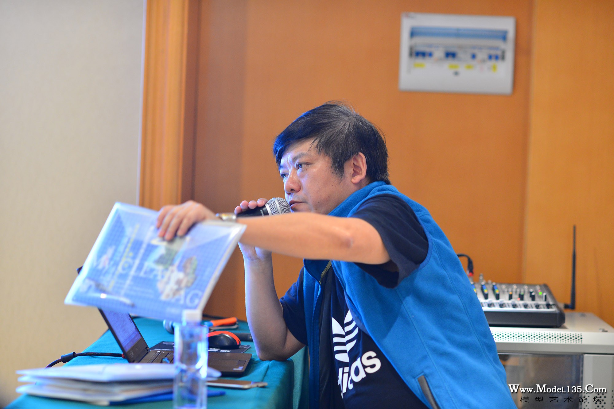总裁判长邹斌老师在讲解装辅料和工具的A4文件袋要求