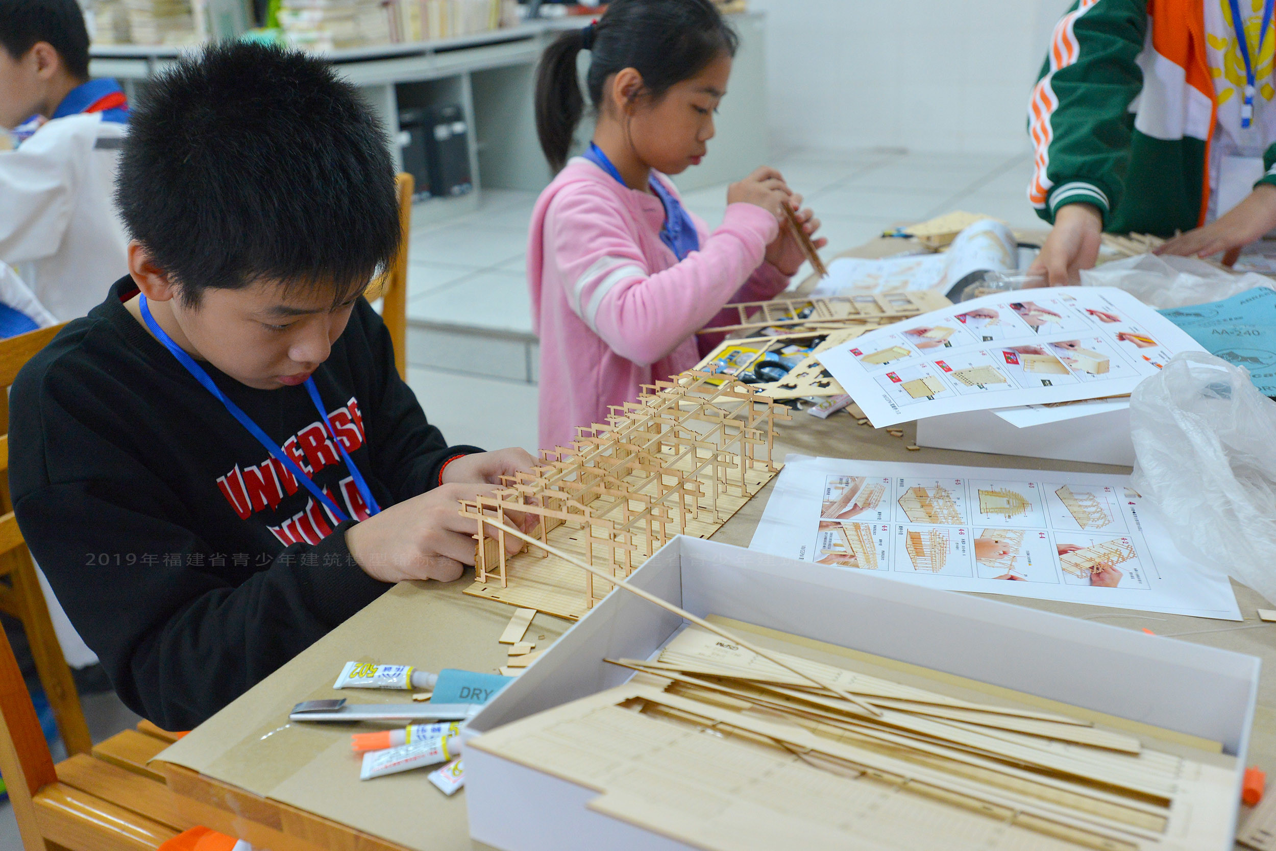 鸾峰桥项目-正在合力搭建桥屋结构的小选手