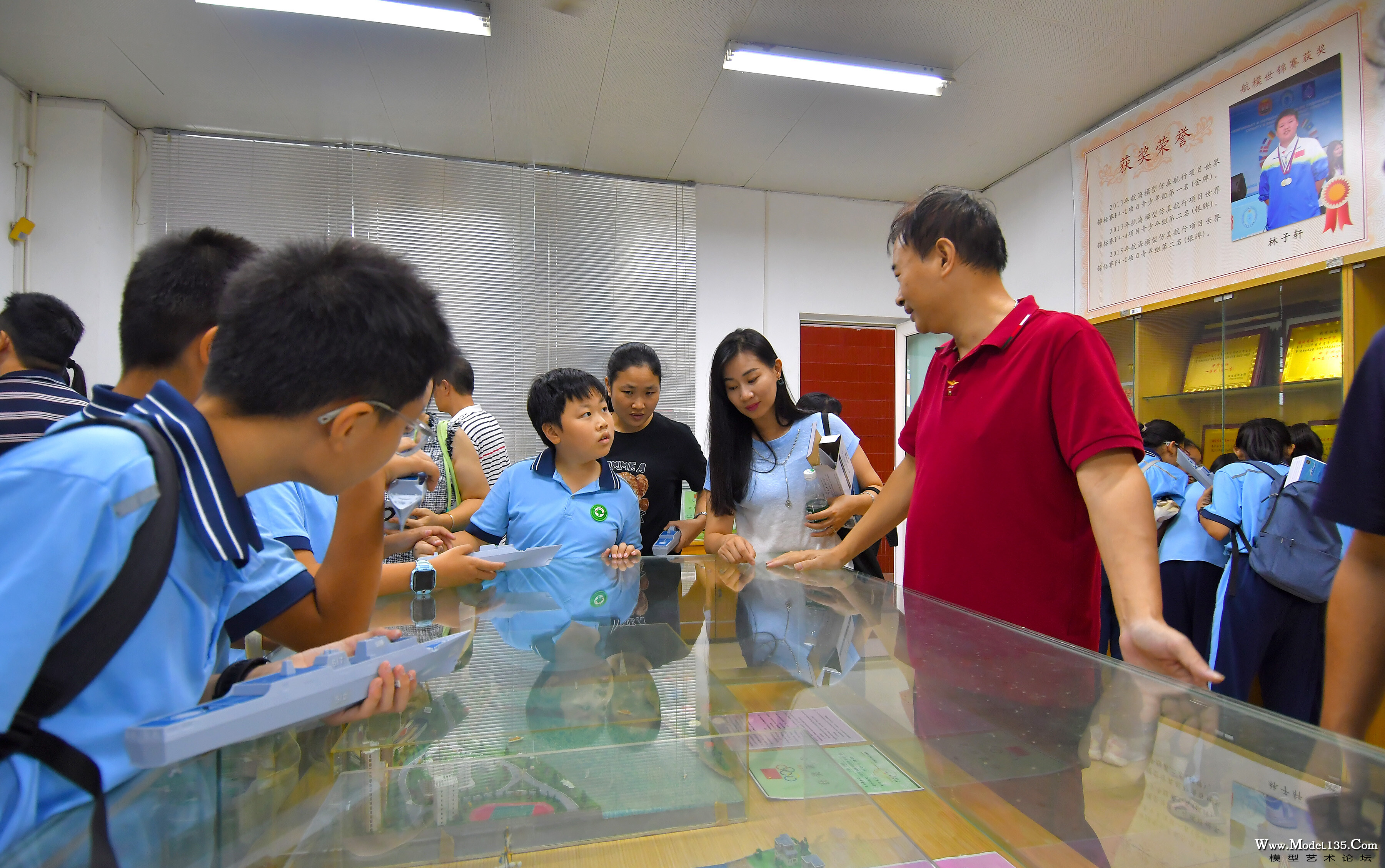 厦门一中模型骨干教师陈永海老师为同学们讲解